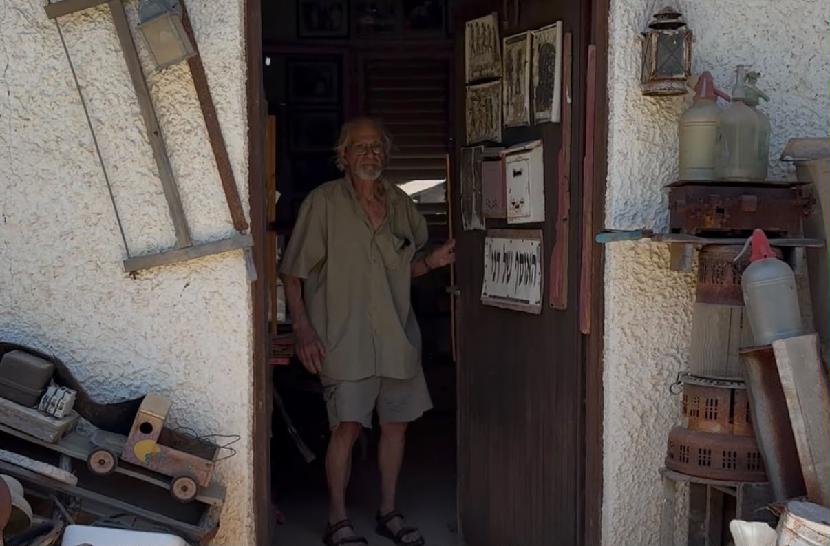 הצצה לחצר ביתו של דני זילברמן